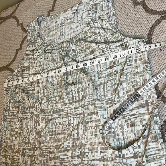 Chico’s wrinkle free sleeveless popover abstract print pleated neckline top - Picture 10 of 14